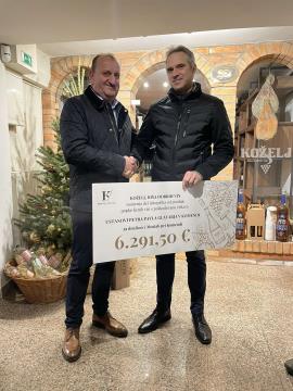 Direktor Hiše dobrih vin Koželj g. Jože Koželj in predsednik uprave Ustanove Petra Pavla Glavarja, g. Štefan Petkovšek ob predaji donacije (1)